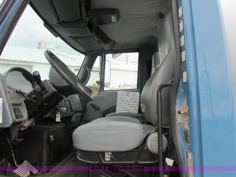 image for item I8911 2002 International 4300 propane truck