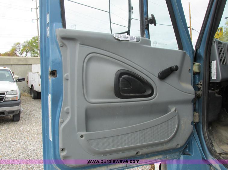 image for item I8911 2002 International 4300 propane truck