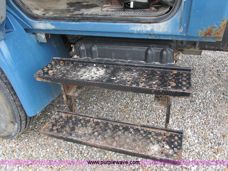 image for item I8911 2002 International 4300 propane truck