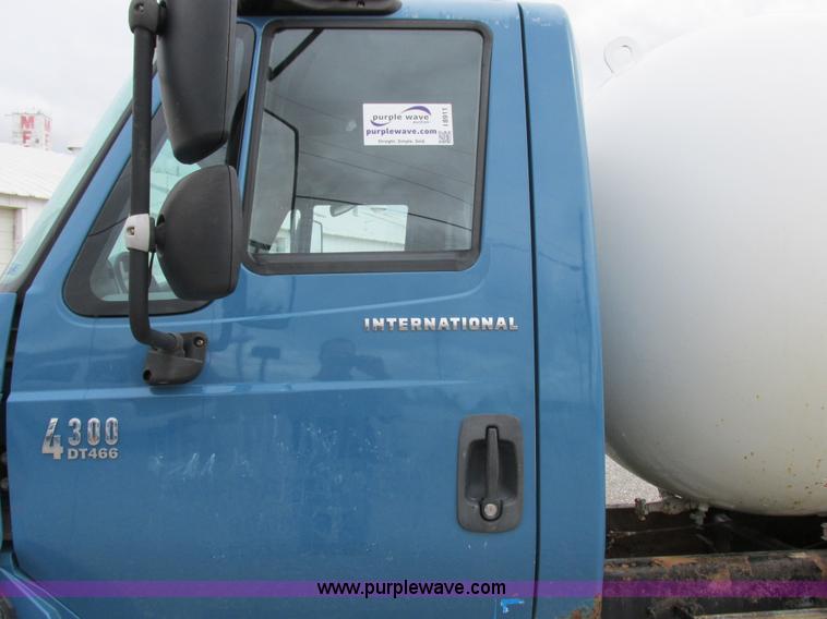 image for item I8911 2002 International 4300 propane truck