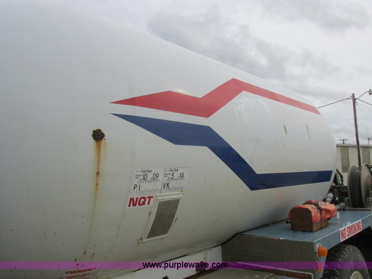 image for item I8911 2002 International 4300 propane truck