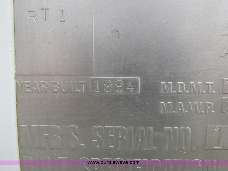 image for item I8911 2002 International 4300 propane truck