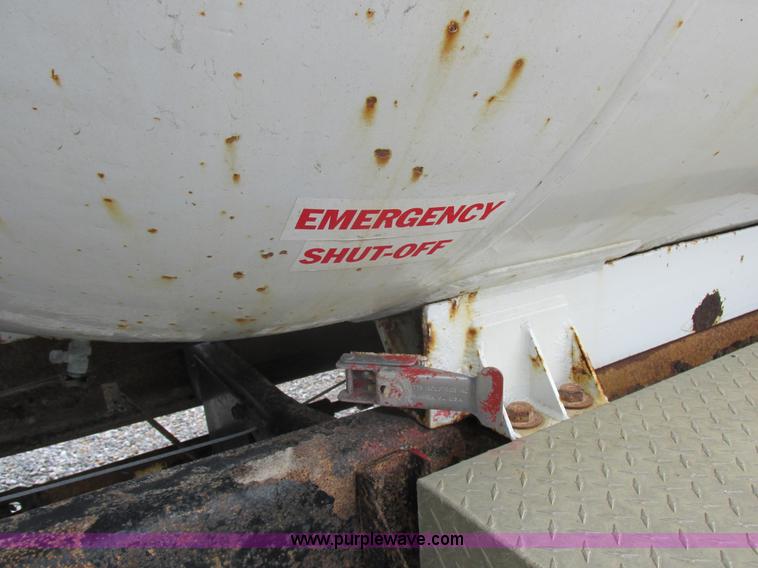 image for item I8911 2002 International 4300 propane truck