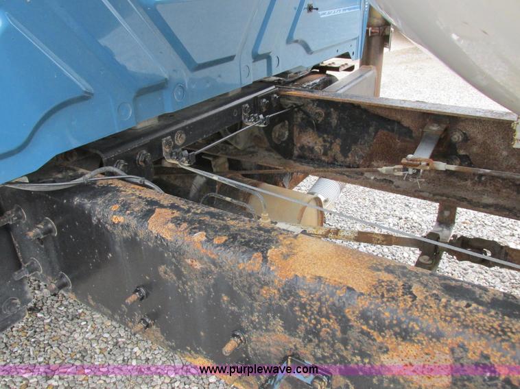 image for item I8911 2002 International 4300 propane truck