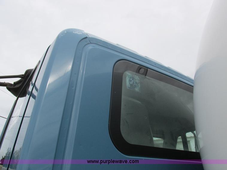 image for item I8911 2002 International 4300 propane truck