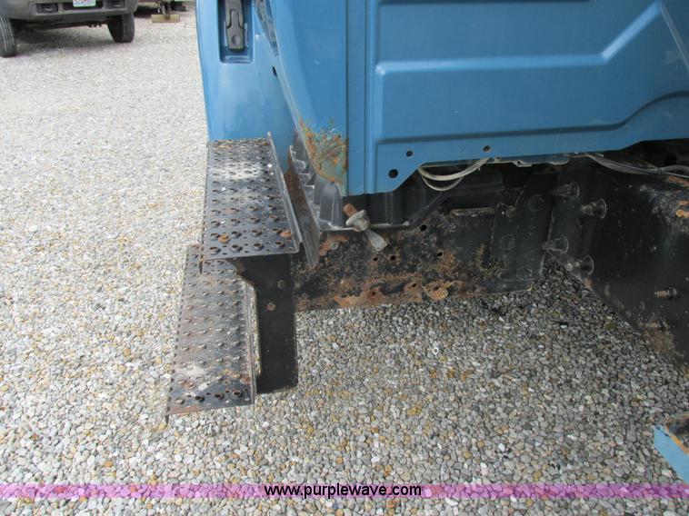 image for item I8911 2002 International 4300 propane truck