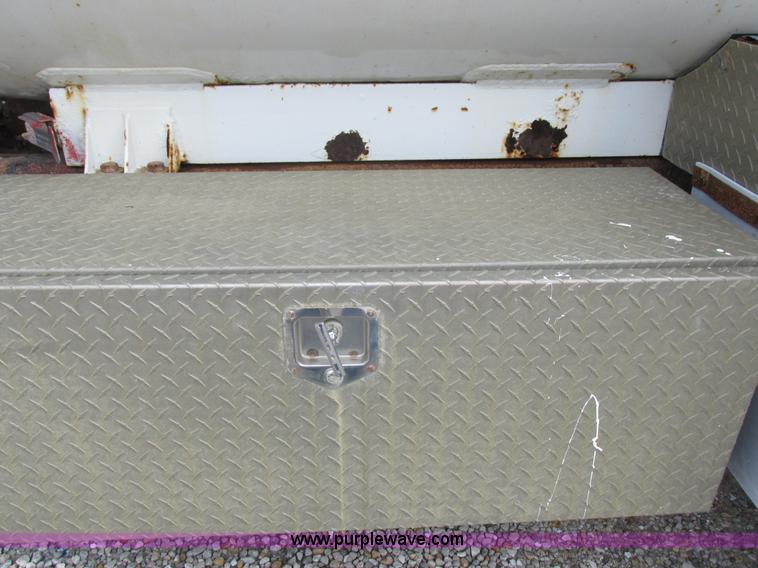 image for item I8911 2002 International 4300 propane truck