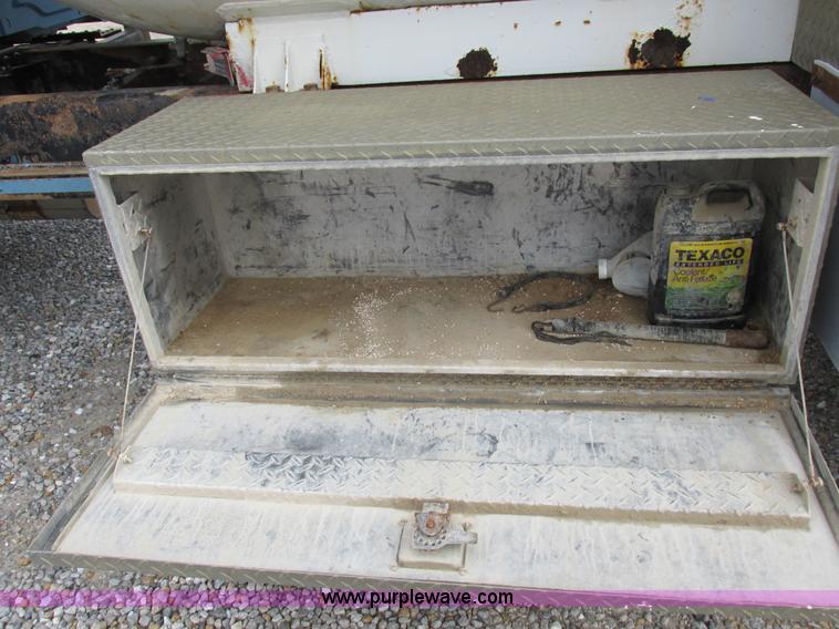 image for item I8911 2002 International 4300 propane truck