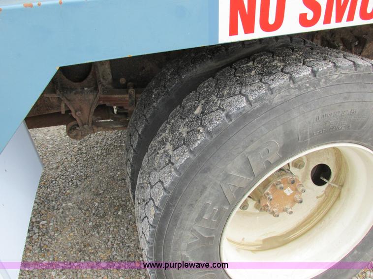 image for item I8911 2002 International 4300 propane truck