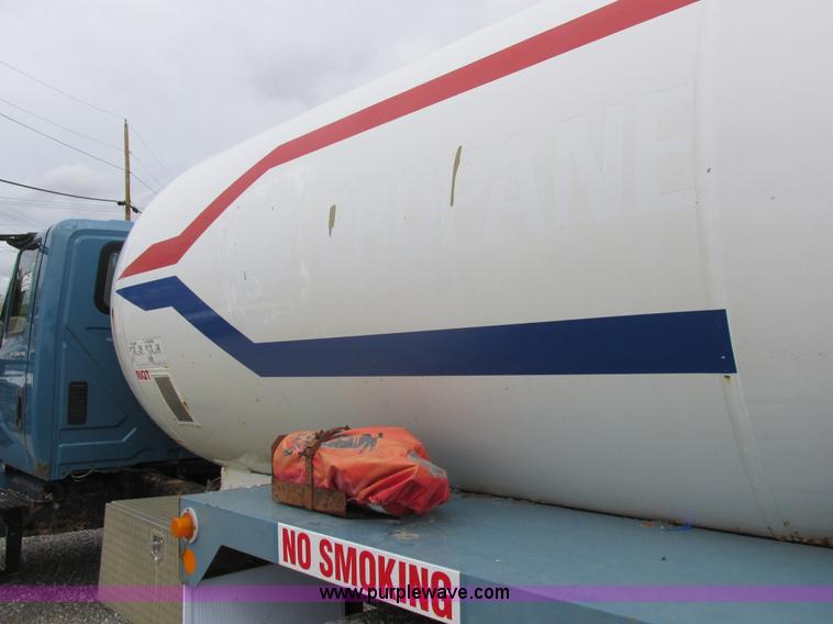 image for item I8911 2002 International 4300 propane truck