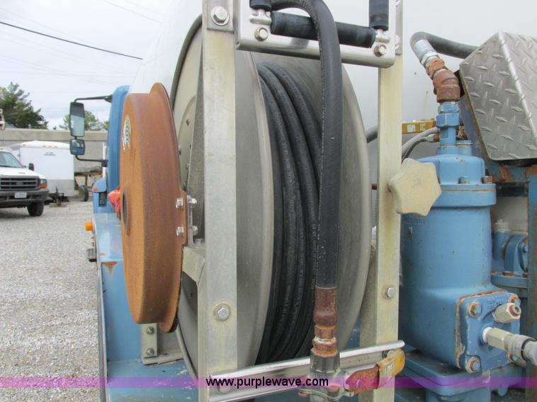 image for item I8911 2002 International 4300 propane truck