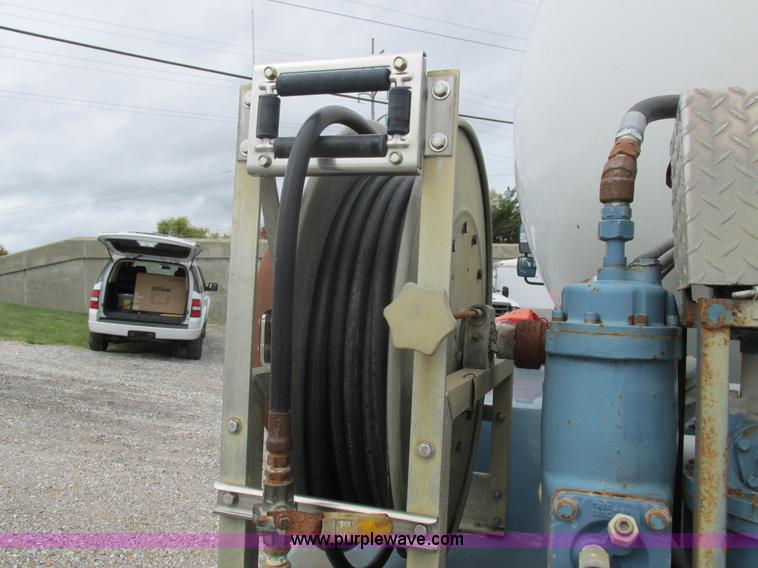 image for item I8911 2002 International 4300 propane truck