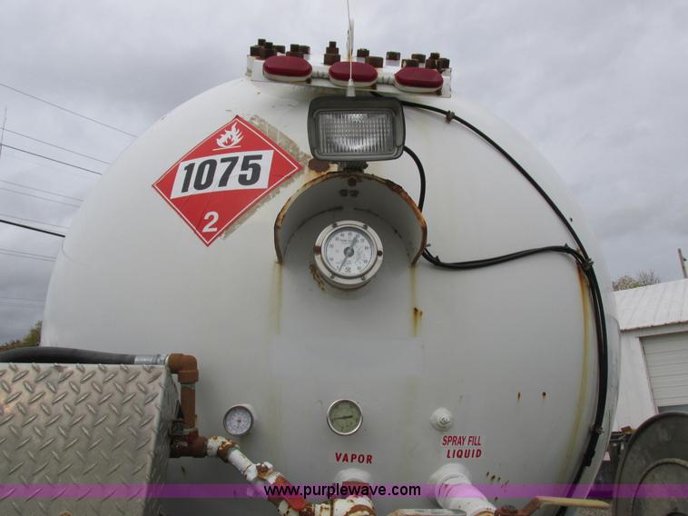 image for item I8911 2002 International 4300 propane truck