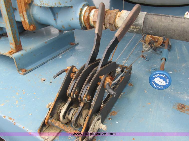 image for item I8911 2002 International 4300 propane truck