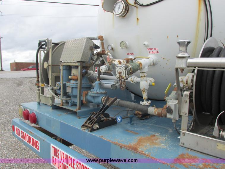 image for item I8911 2002 International 4300 propane truck