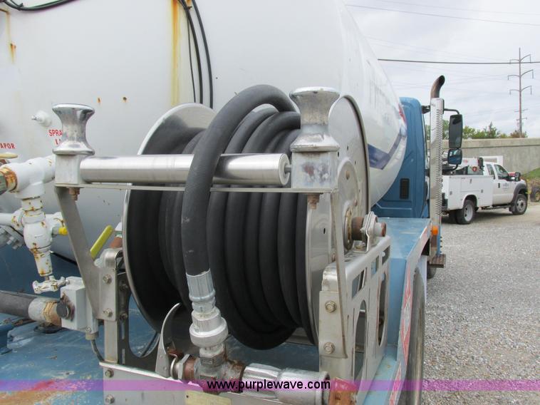 image for item I8911 2002 International 4300 propane truck