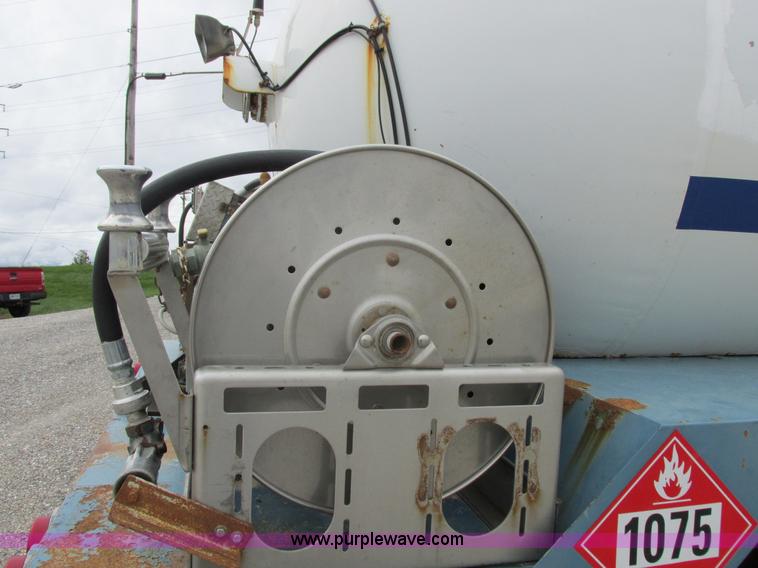 image for item I8911 2002 International 4300 propane truck