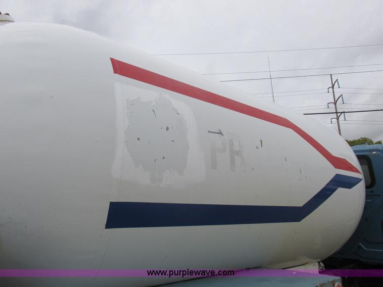 image for item I8911 2002 International 4300 propane truck
