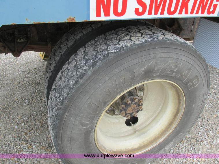 image for item I8911 2002 International 4300 propane truck