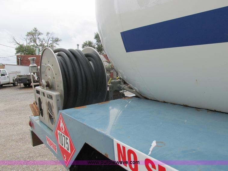 image for item I8911 2002 International 4300 propane truck