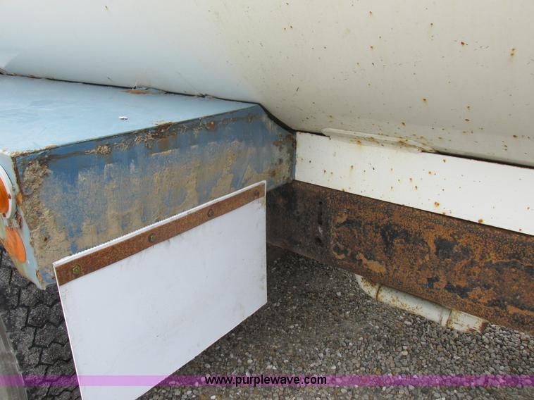 image for item I8911 2002 International 4300 propane truck