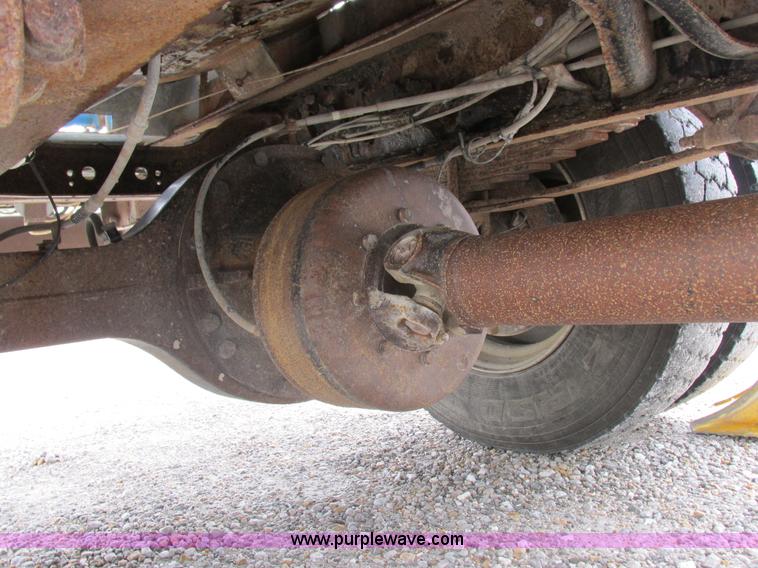 image for item I8911 2002 International 4300 propane truck