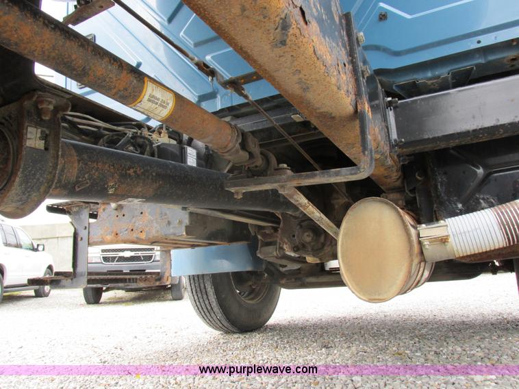 image for item I8911 2002 International 4300 propane truck