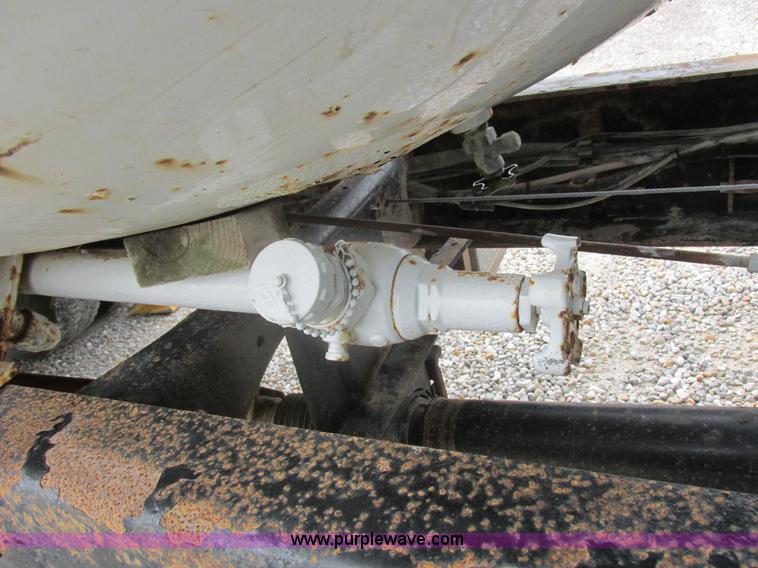 image for item I8911 2002 International 4300 propane truck