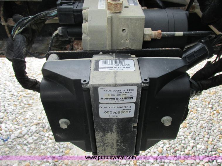 image for item I8911 2002 International 4300 propane truck