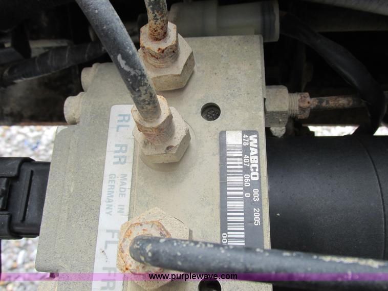 image for item I8911 2002 International 4300 propane truck