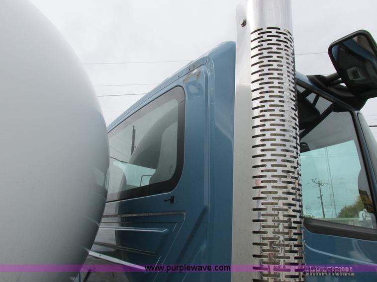 image for item I8911 2002 International 4300 propane truck