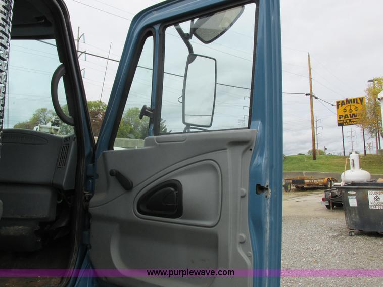 image for item I8911 2002 International 4300 propane truck