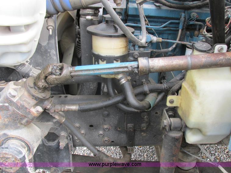 image for item I8911 2002 International 4300 propane truck