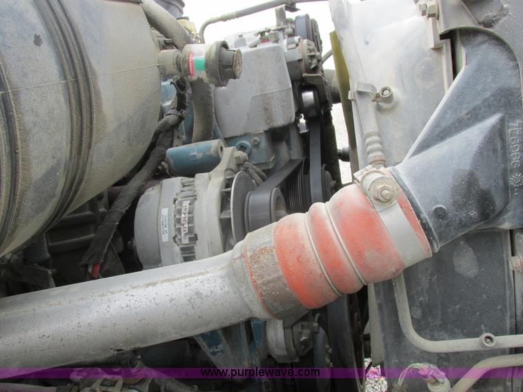 image for item I8911 2002 International 4300 propane truck