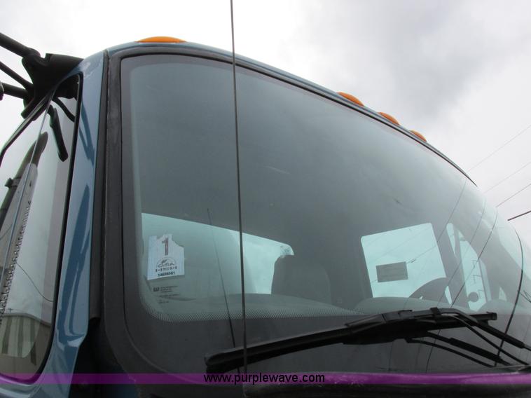 image for item I8911 2002 International 4300 propane truck