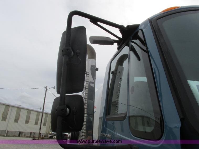 image for item I8911 2002 International 4300 propane truck