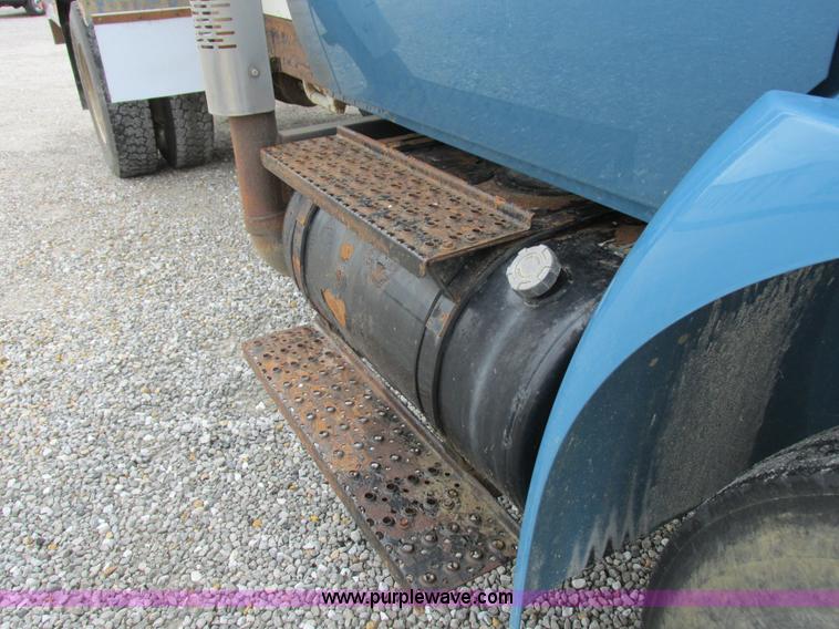 image for item I8911 2002 International 4300 propane truck