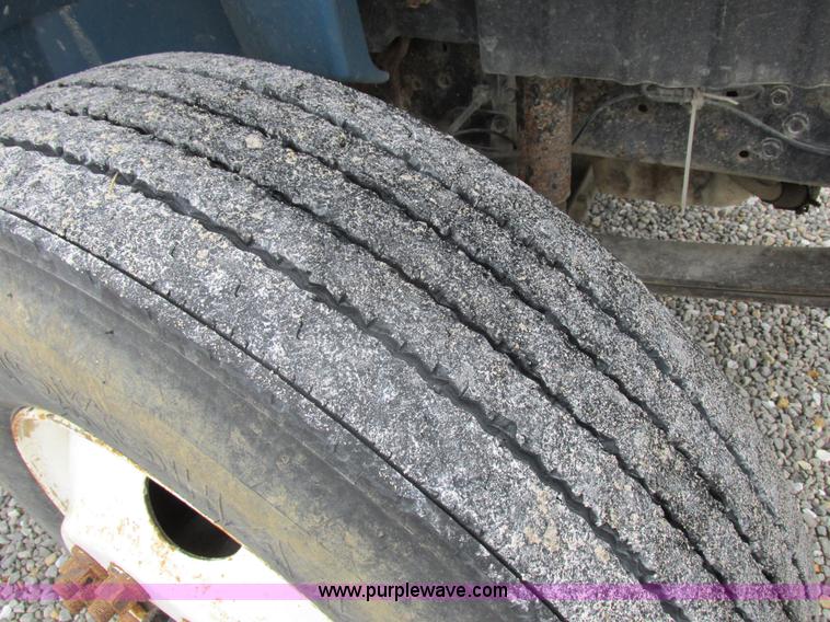 image for item I8911 2002 International 4300 propane truck