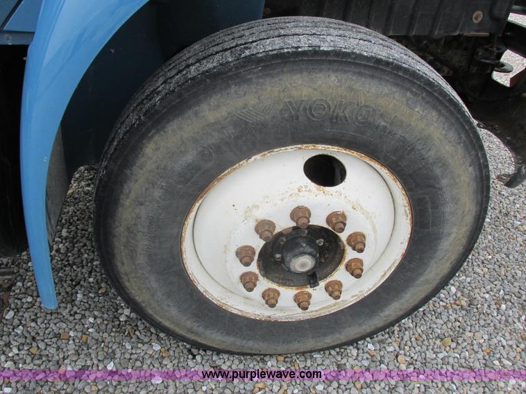 image for item I8911 2002 International 4300 propane truck