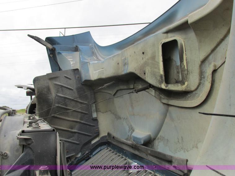 image for item I8911 2002 International 4300 propane truck