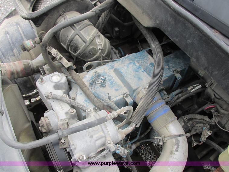 image for item I8911 2002 International 4300 propane truck