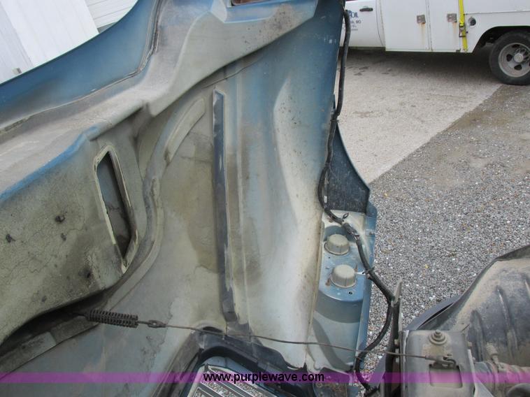 image for item I8911 2002 International 4300 propane truck