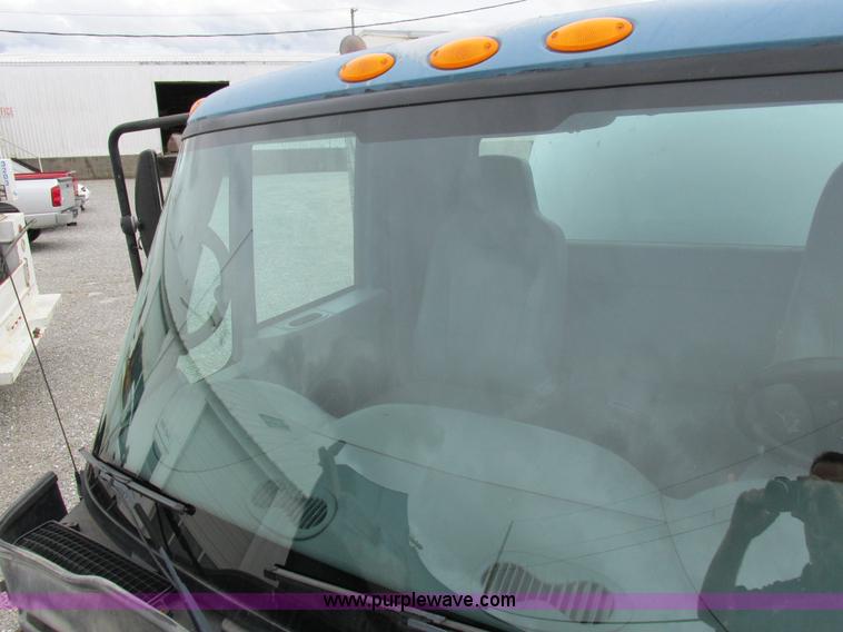 image for item I8911 2002 International 4300 propane truck