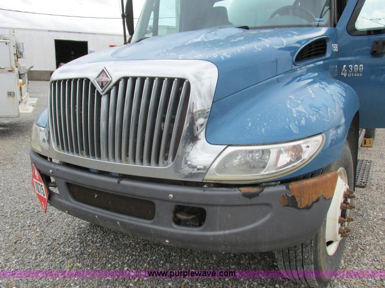 image for item I8911 2002 International 4300 propane truck