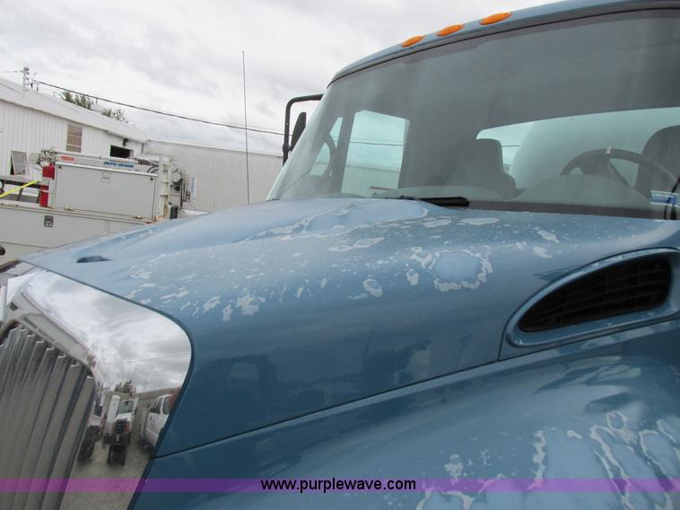 image for item I8911 2002 International 4300 propane truck