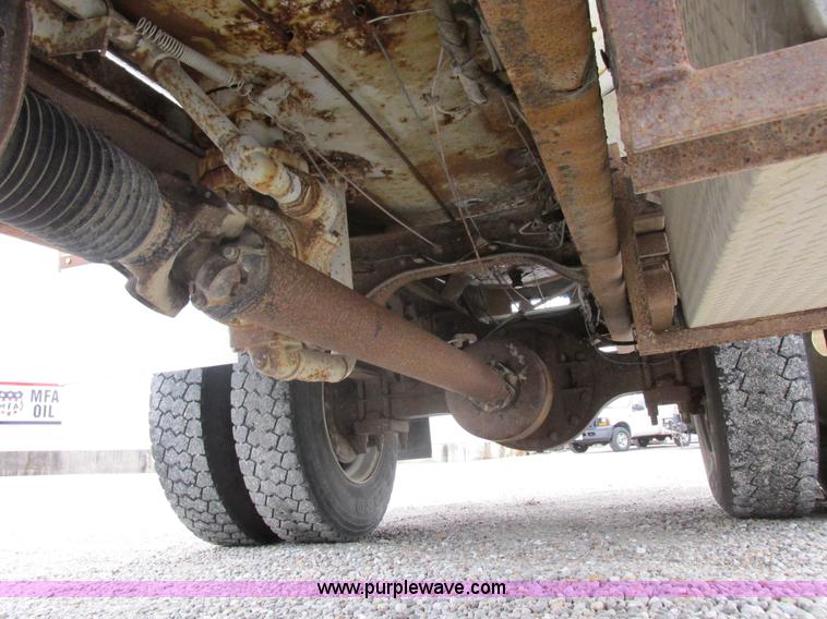 image for item I8911 2002 International 4300 propane truck