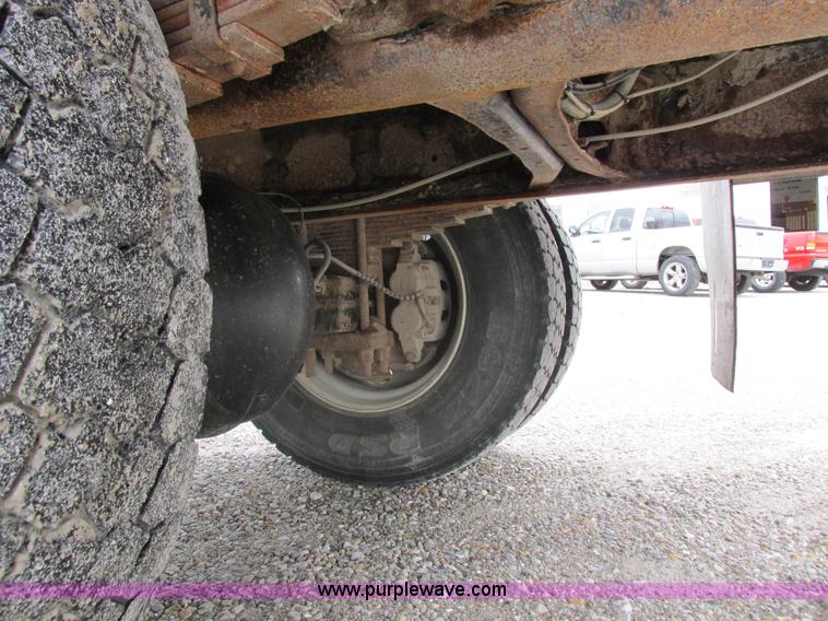 image for item I8911 2002 International 4300 propane truck