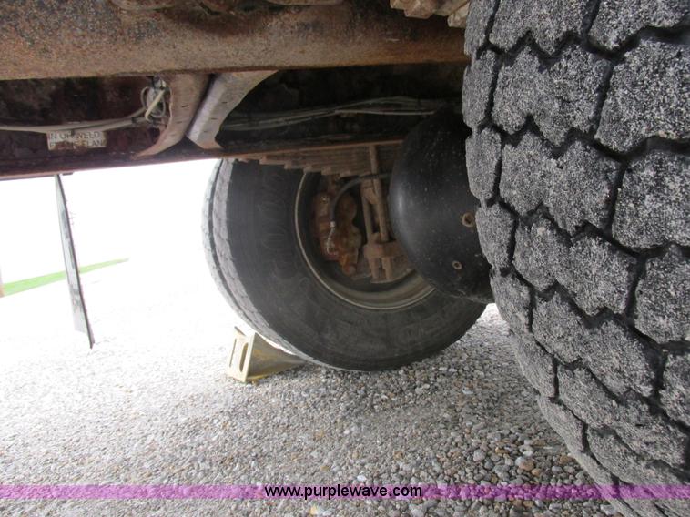 image for item I8911 2002 International 4300 propane truck