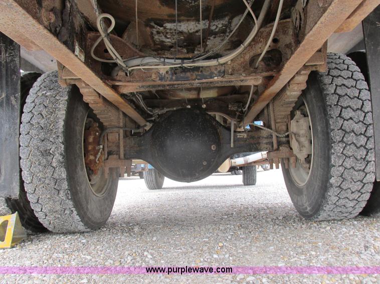 image for item I8911 2002 International 4300 propane truck