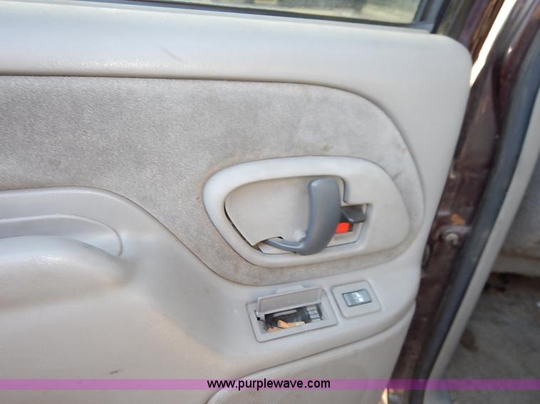 image for item I5372 1997 GMC Suburban 1500 SLE SUV